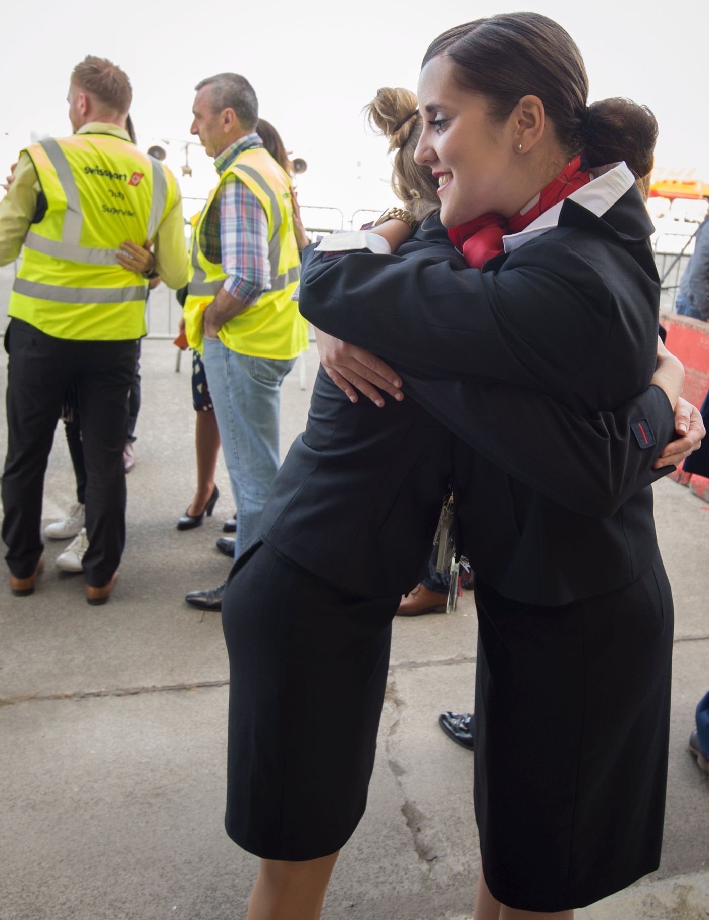 Brusel letiště otevření Brussels Airport staff hug as the first plane takes off from Brussels Airport, which partially re-opened following a bomb blast 12 days ago, in Zaventem