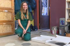 Z kuchařky podlahářkou. Dívky se vrhají na mužská řemesla, jsou pečlivé a lépe mluví