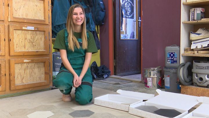 Z kuchařky podlahářkou. Dívky se vrhají na mužská řemesla, jsou pečlivé a lépe mluví