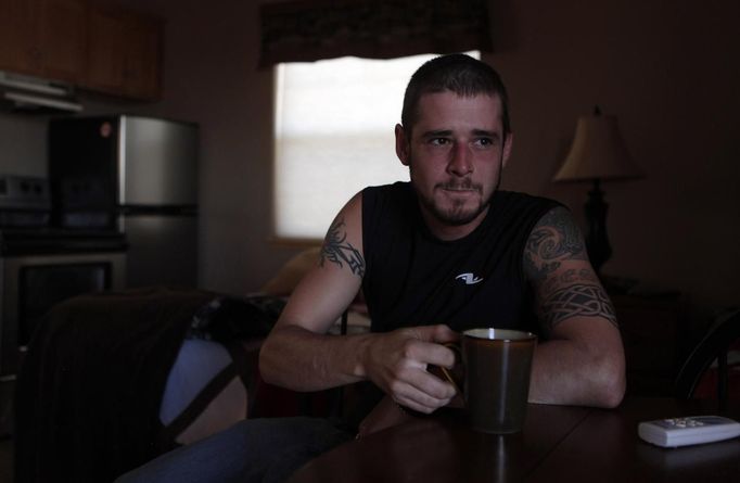 Oil industry worker Bobby Freestone enjoys a day off at a so-called man camp outside Watford, North Dakota, October 20, 2012. Thousands of people have flooded into North Dakota to work in state's oil drilling boom. Picture taken October 20, 2012. REUTERS/Jim Urquhart (UNITED STATES - Tags: ENERGY BUSINESS EMPLOYMENT) Published: Říj. 22, 2012, 1:41 odp.