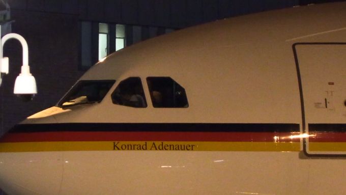 Vládní letadlo s německou kancléřkou Merkelovou nouzově přistálo v Kolíně na Rýnem.
