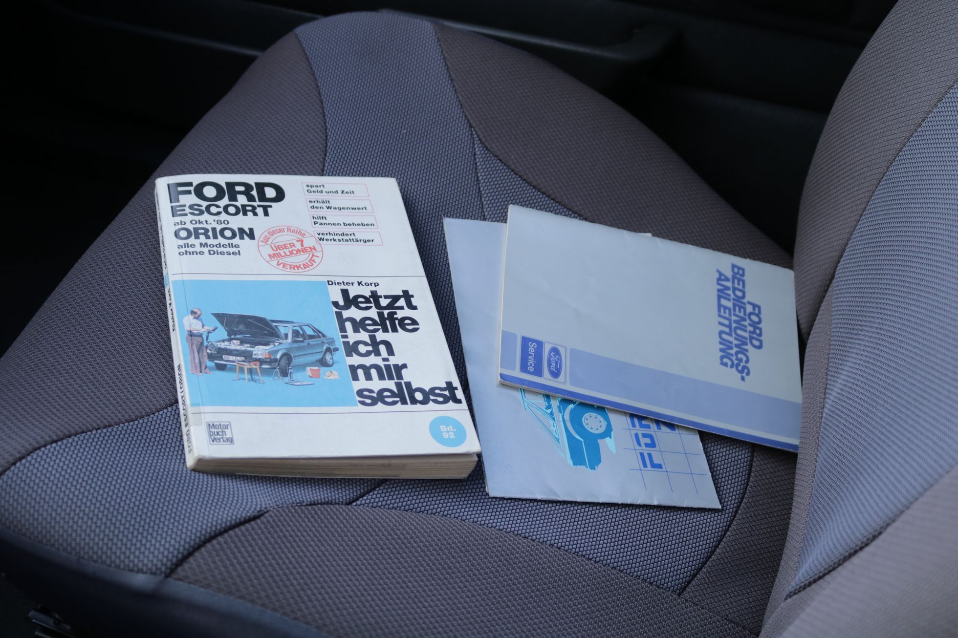 Srovnání Ford Escort 1982 vs. Ford Focus 2018