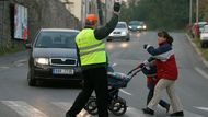 Nyní tu v pracovních dnech ráno (když jdou žáci do školy) a kolem oběda (když se vracejí) dohlíží na bezpečné přecházení silnice pan Kestler, pomocník Městské policie.