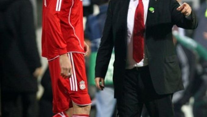 Rafa Benitéz a jeho pozdní střídání Petera Crouche v zápase s Besiktasem Istanbul.