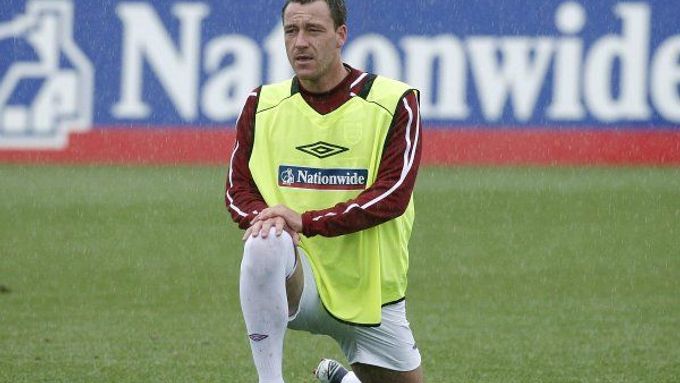 John Terry se protahuje na tréninku anglické fotbalové reprezentace. Přebolela už Moskva?