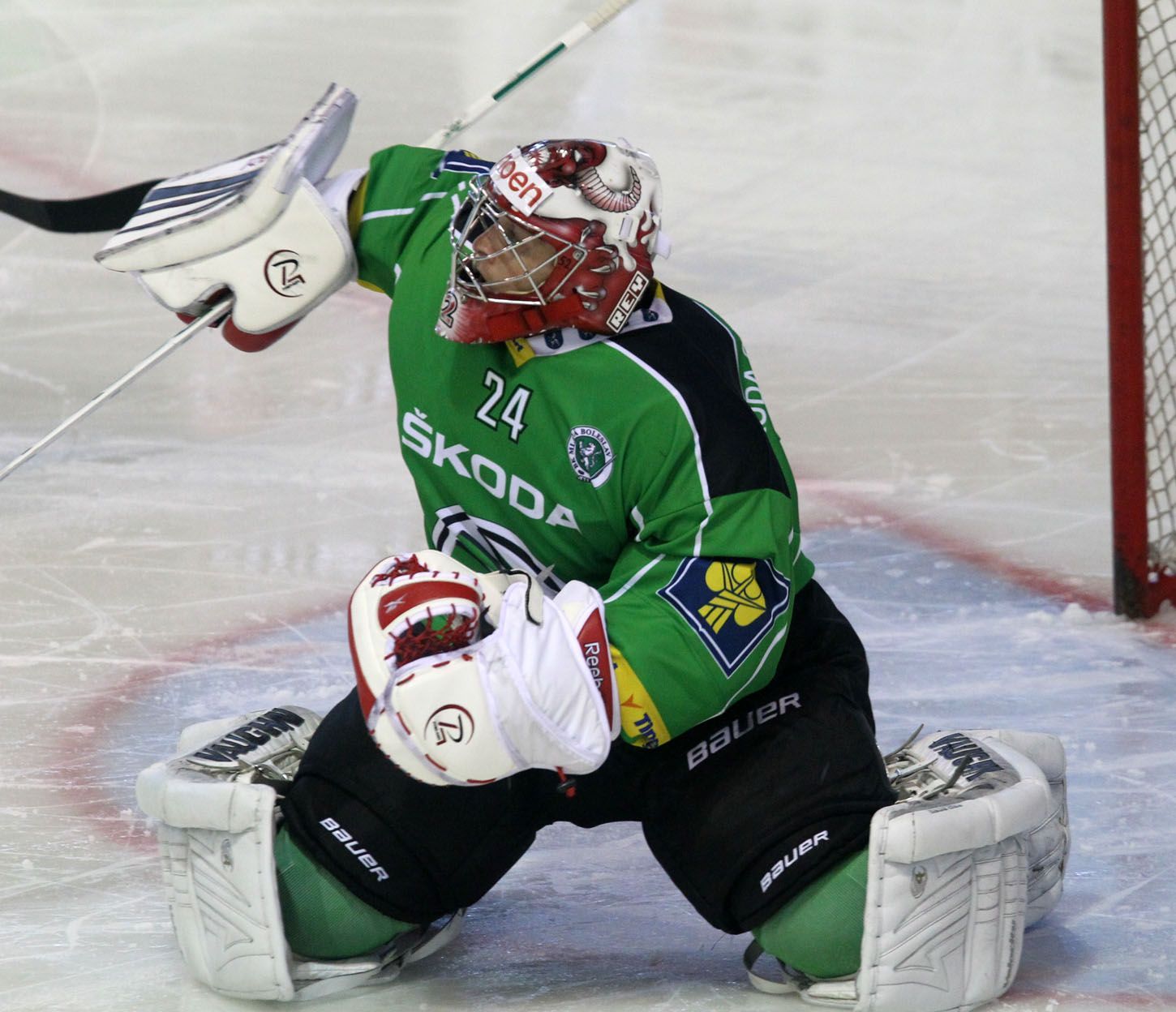 Mladoboleslavský hokejový brankář Vlastimil Lakosil se snaží vykrýt jednu ze střel Kladna v přípravném utkání před sezónou 2012/13.