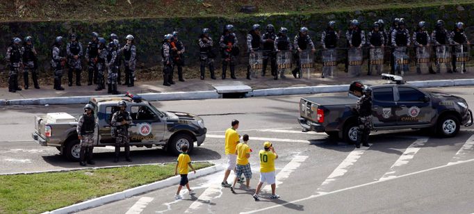 Manévry před zápasem Brazílie - Itálie na Poháru FIFA (Salvador)