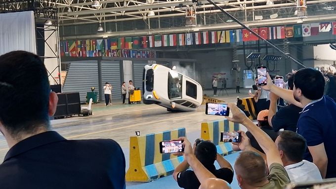 Čínská prezentace crash testů, autonomních vozidel a humanoidního robota