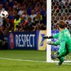 ME 2016, Francie-Německo: Manuel Neuer inkasuje gól z penalty na 1:0