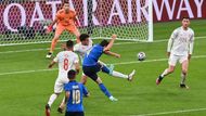Federico Chiesa dává gól v semifinále Itálie - Španělsko na ME 2020