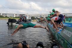 První japonský průšvih na olympiádě. Start triatlonistům zatarasil obří člun