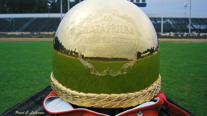 Každý rok je trofej pro vítěze Zlaté přilby unikátním klenotnickým dílem.