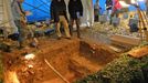 Exhumace Toufarových ostatků z hromadné jámy na Ďáblickém hřbitově.