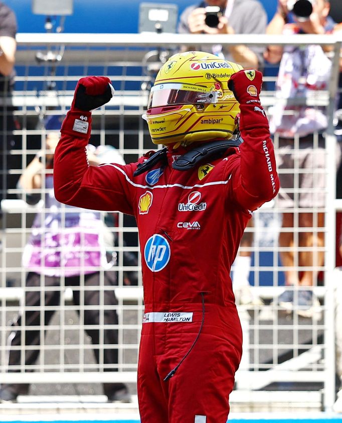 Lewis Hamilton slaví triumf ve sprintu v rámci Velké ceny Číny F1 2025