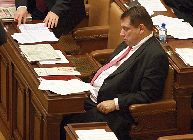Poslanci a poslankyně schůzují