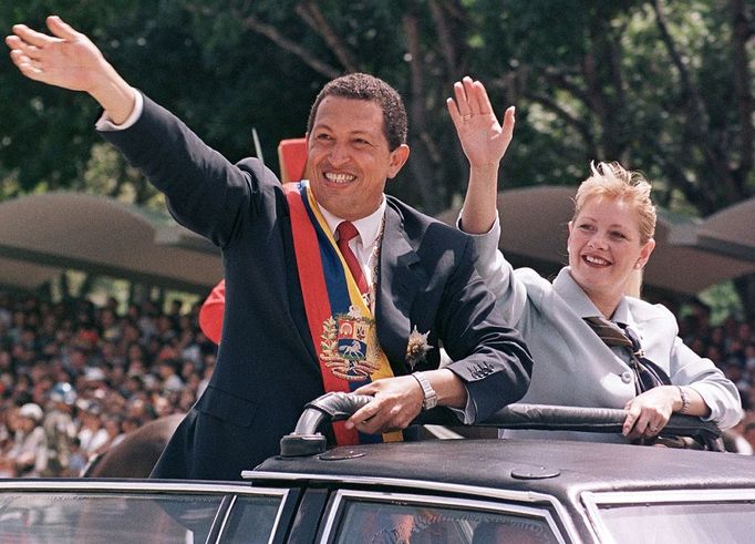 Zde je stejná dvojice zachycena v roce 1999, když byl Hugo Chávez prezidentem Venezuely.