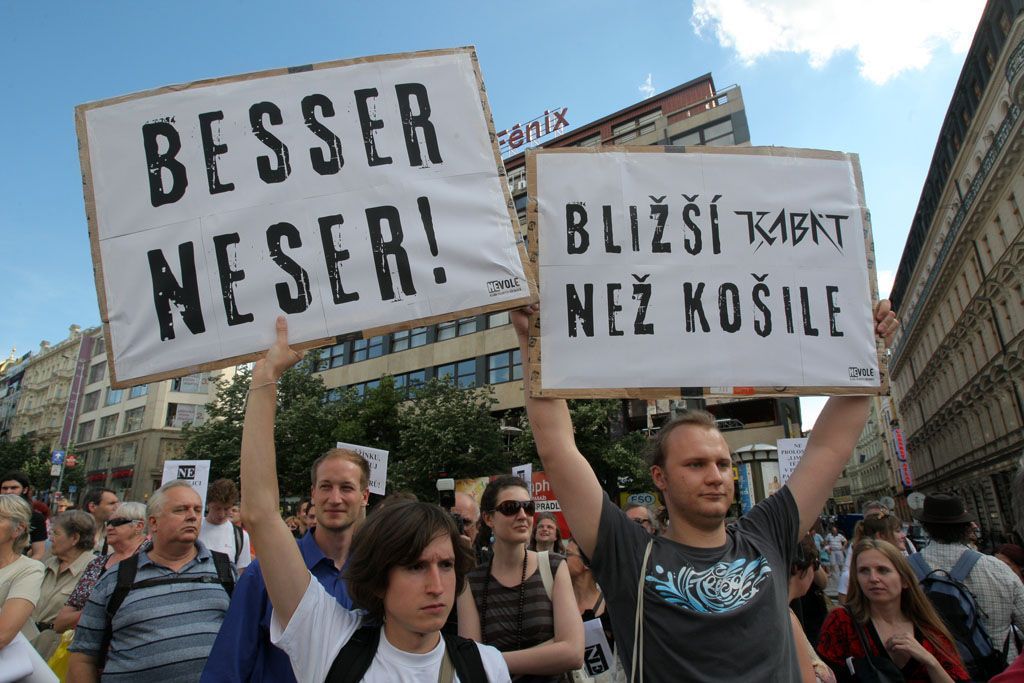 Demonstrace proti bourání domu na Václavském náměstí.