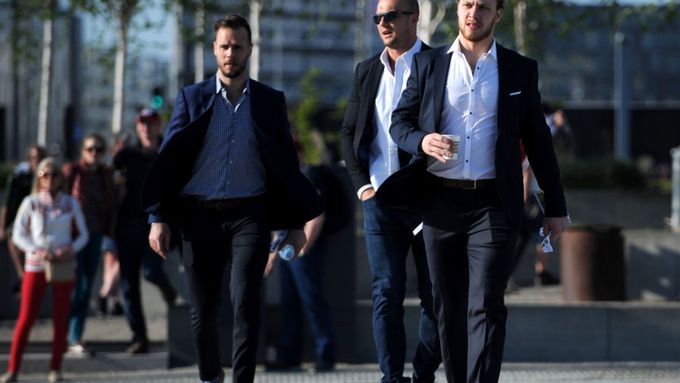 David Krejčí (vlevo) a David Pastrňák (v popředí) přicházejí ke kodaňské Royal Aréně.