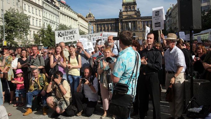 Proti demolici domu na Václavském náměstí se konaly demonstrace i petice.