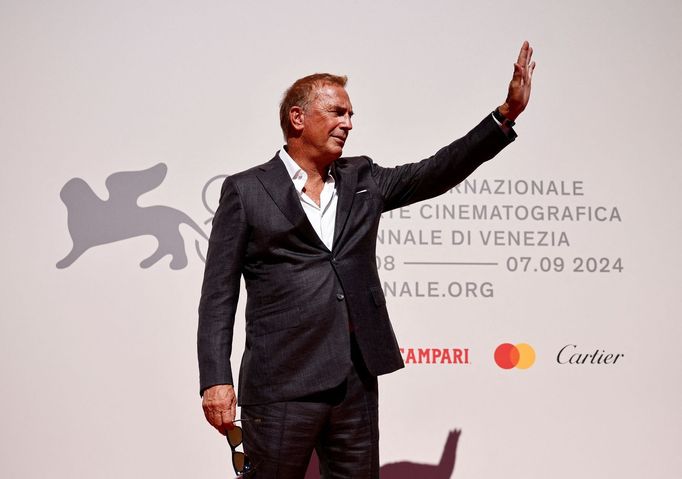 Kevin Costner na benátském festivalu.