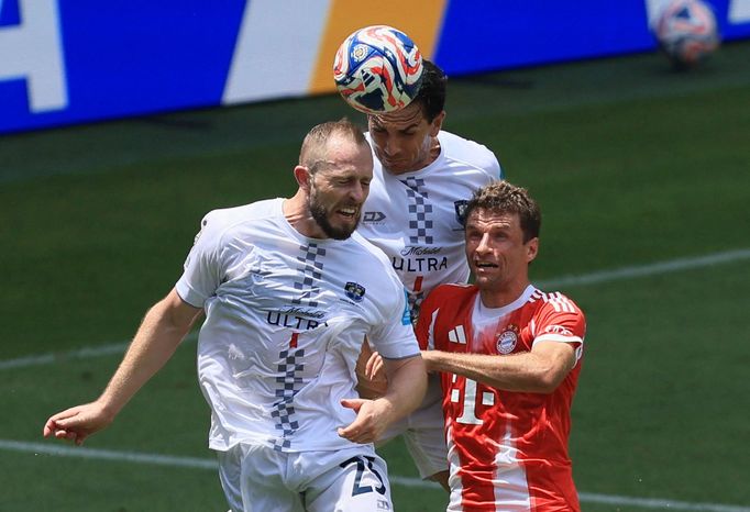 Hráči Aucklandu v souboji s Thomasem Müllerem z Bayernu na MS klubů 2025