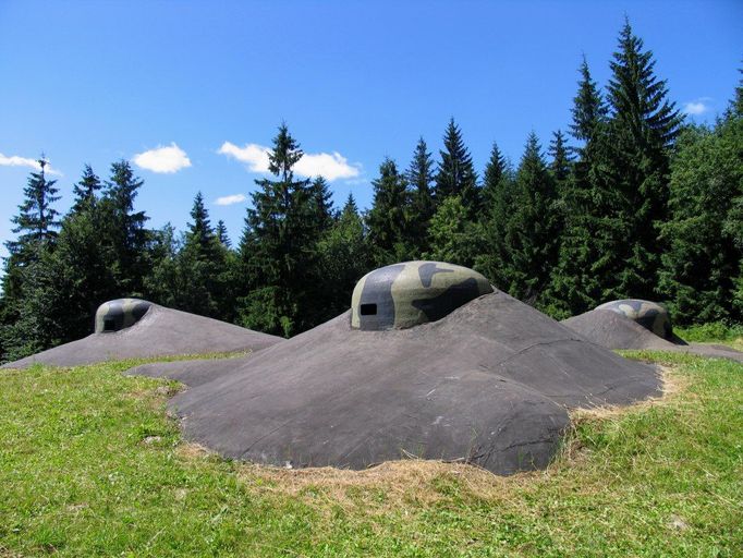 Jedním z nejznámějších muzeí čs. opevnění je dělostřelecká tvrz Hanička nad Rokytnicí v Orlických horách. Veřejnosti byla zpřístupněna v roce 1968, a přestože byla krátce poté uzavřena a necitlivě přebudována na kryt Federálního ministerstva vnitra, návštěvníci na ni nezapomněli. Po jejím znovuotevření si do ní opět našli cestu (na fotografii je tvrzový pěchotní srub R-S 76 "U lomu").