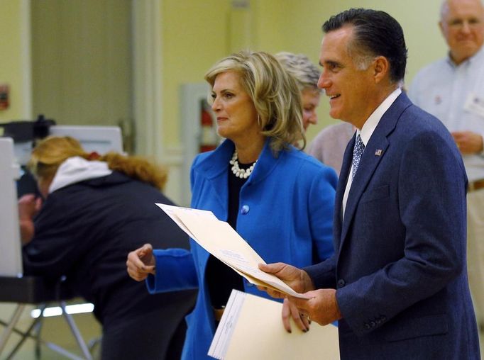 Mitt Romney se svou manželkou Ann ve volební místnosti v Belmontu. Massachusetts