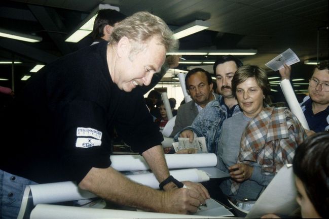 Luděk Munzar při autogramiádě v obchodním domě Kotva v Praze v roce 1989.