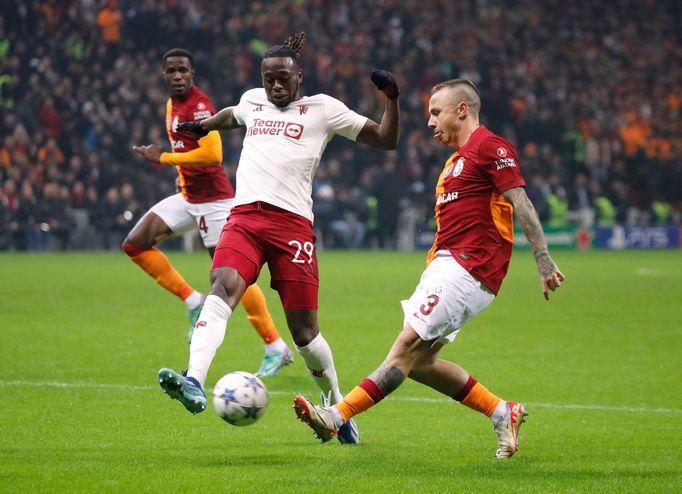 Angeliňo (vpravo) takto odehrával v dresu Galatasaraye míč před Aaronem Wan-Bissakou z Manchesteru United v podzimním utkání Ligy mistrů