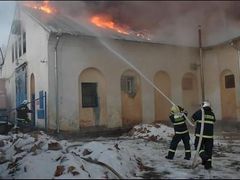 Až do poledne bojovali hasiči s požárem střechy bývalého cukrovaru v Úvalech u Prahy.
