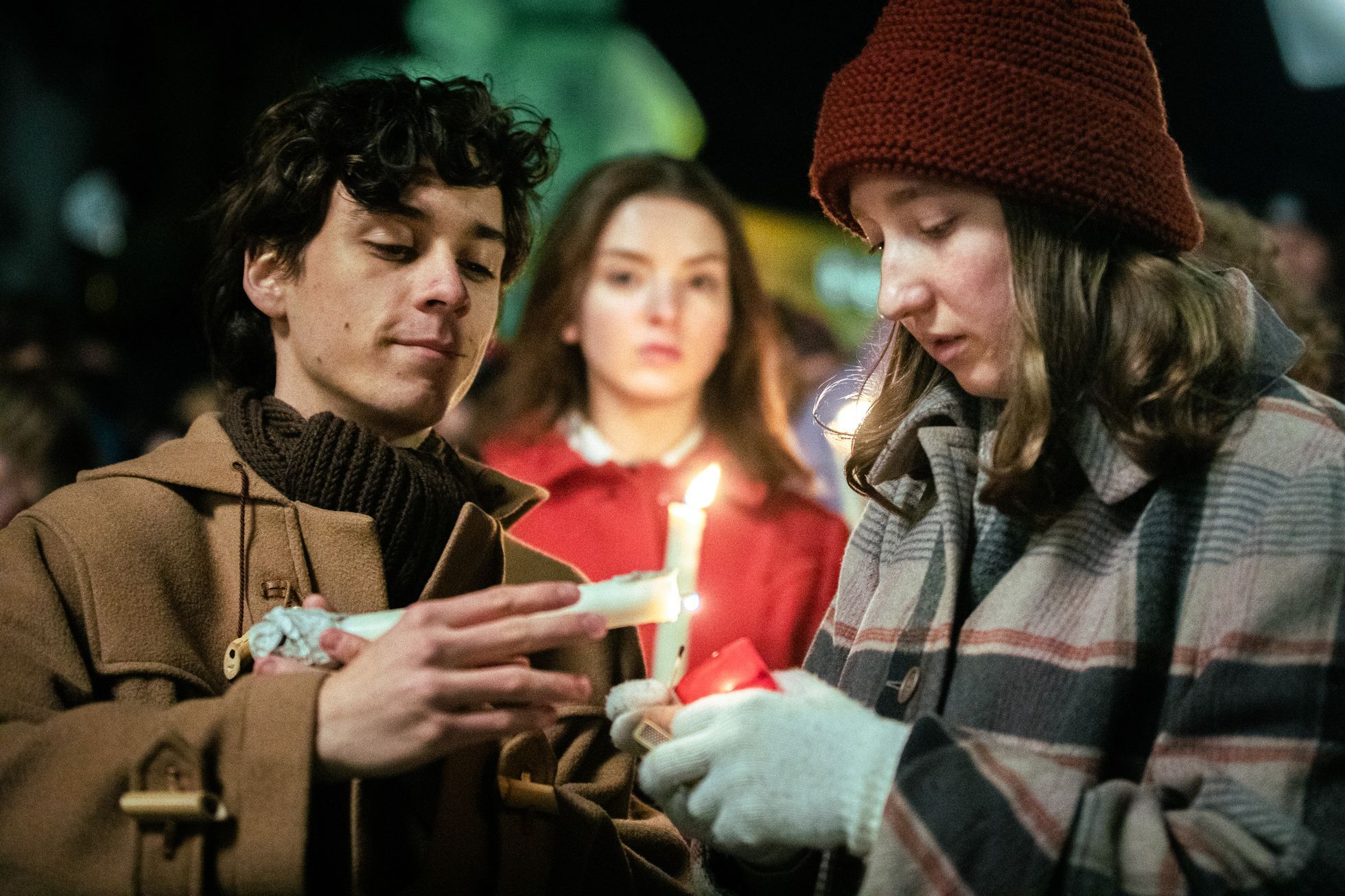 Natáčení filmu Vlny režiséra Jiřího Mádla, poslední natáčecí den, davová scéna, Nerudova ulice v Praze