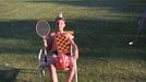 Bez internetu byly možnosti letního lelkování poněkud omezenější, než je tomu dnes. Záběr na chlapce držící šachy a badminton pálku. Lokace neuvedena, rok 1988.