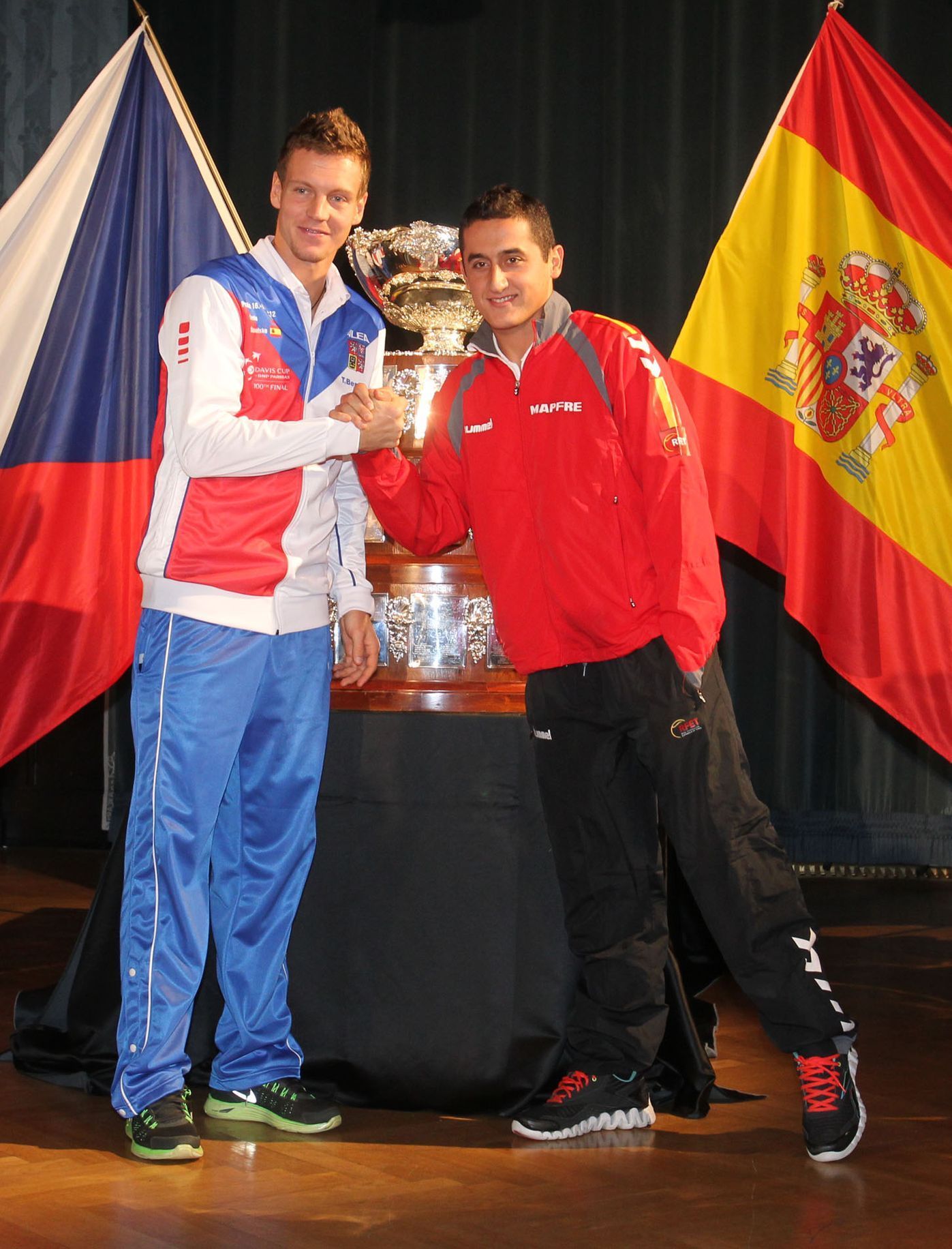 Berdych a Almagro před utkáním finále Davisova poháru mezi Českem a Španělskem
