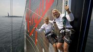 Richard Branson se svou dcerou na stěžni loďe Virgin Money.