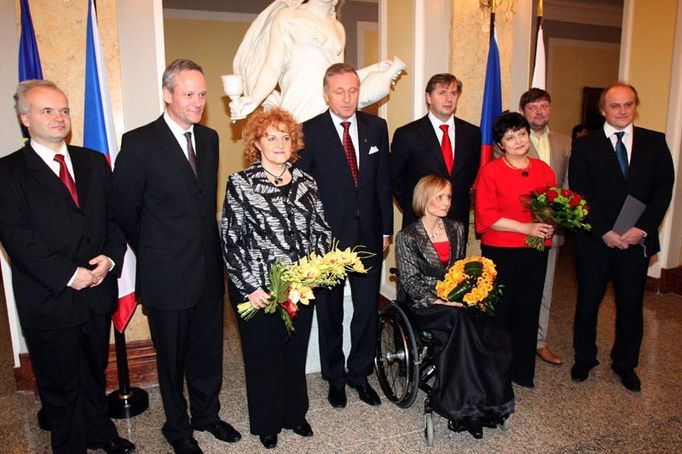 Topolánek obměnil vládu: To je jeho nový tým a právě odvolání ministři. Zleva doprava: Pavel Svoboda, Cyril Svoboda, Vlasta Parkanová (všichni KDU-ČSL), dále Mirek Topolánek, Daniela Filipiová, Petr Bendl (všichni ODS). Následuje Džamila Stehlíková (SZ), Aleš Řebíček (ODS) a Michael Kocáb (SZ).