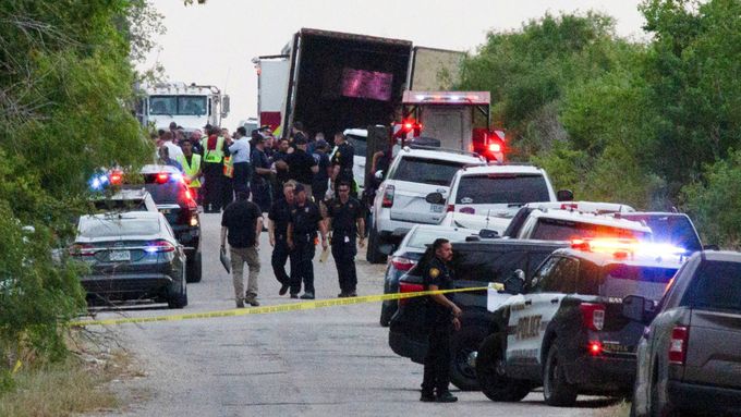 V kamionu policie našla nejméně čtyřicet šest mrtvých těl.