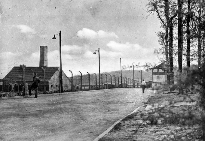 Fotografie z období osvobození koncentračního tábora Buchenvald. Duben 1945.