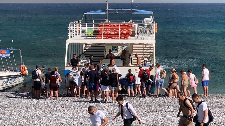 Na Rhodosu evakuovali tisíce místních i turistů včetně Čechů. Řádí tam lesní požáry