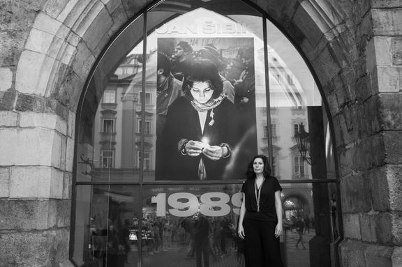 Madona 17. listopadu - dívka z ikonické fotografie, kterou pořídil fotograf Jan Šibík 17. listopadu 1989 v Praze na Albertově.