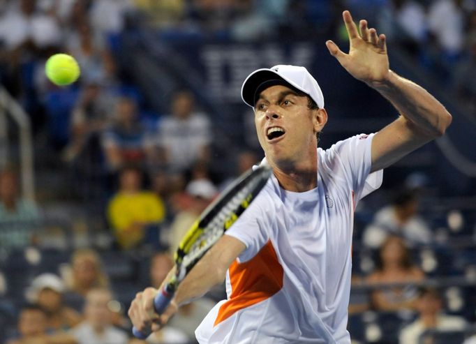 Americký tenista Sam Querrey hraje proti Čechovi Tomáši Berdychovi ve 3. kole US Open 2012.