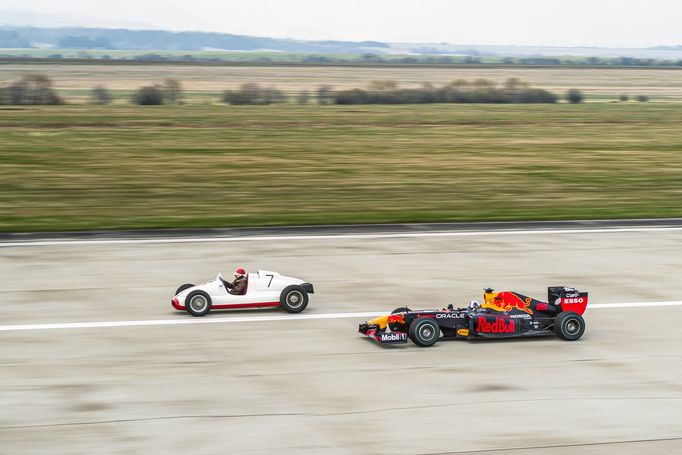 Red Bull RB7/14 versus Tatra 607-2