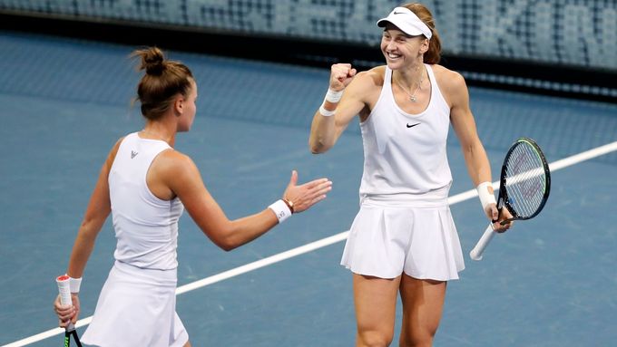 Rusky Ljudmila Samsonovová a Veronika Kuděrmětovová se radují během čtyřhry v semifinále Billie Jean King Cupu