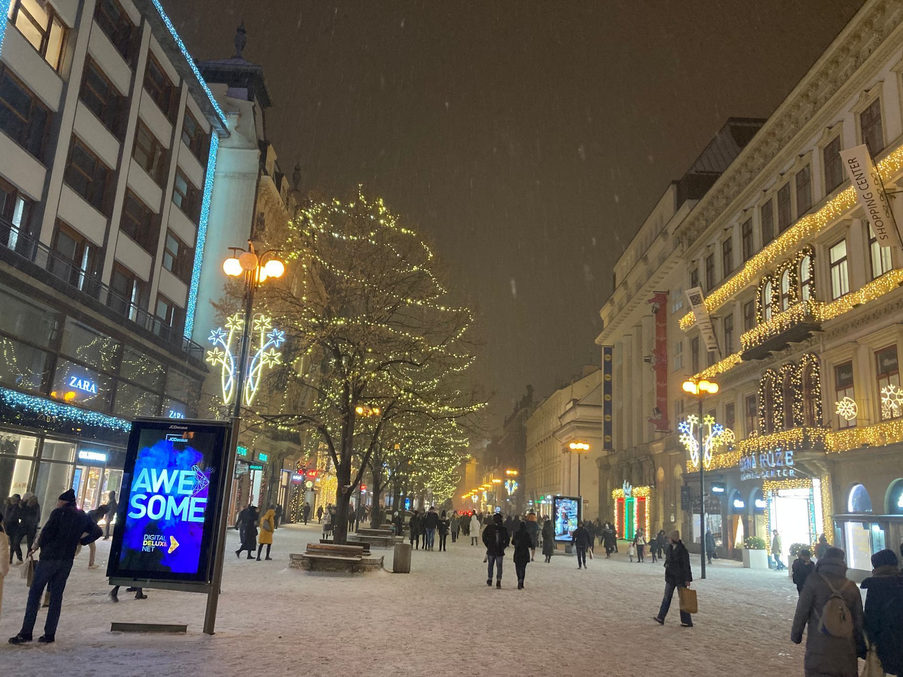 Praha vánočně a mrhavě osvětlená 5