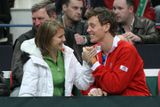 Bavili se i Lucie Šafářová a Tomáš Berdych, kteří dnešní dění na kurtu sledovali jen z lavičky českého týmu.