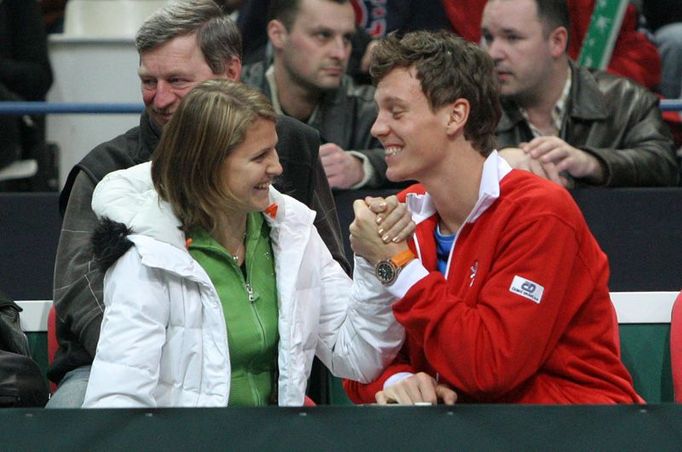 Bavili se i Lucie Šafářová a Tomáš Berdych, kteří dnešní dění na kurtu sledovali jen z lavičky českého týmu.