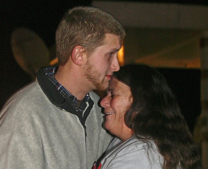 Mike Creel and Ronda Wilbur, neighbors of murder suspect Jimmy Lee Dykes, embrace near Midland City, Alabama, February 4, 2013. Authorities killed a gunman holding a 5-year-old boy hostage in an underground bunker in rural Alabama on Monday and plucked the child to safety without injury, a local law enforcement official said. REUTERS/Phil Sears (UNITED STATES - Tags: CRIME LAW) Published: Úno. 5, 2013, 4:04 dop.