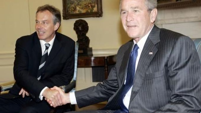 Blairův vztah k Bushovi je podle Cartra slepý