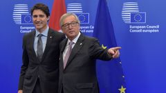 Kanadský premiér Justin Trudeau a předseda Evropské komise Jean-Claude Juncker