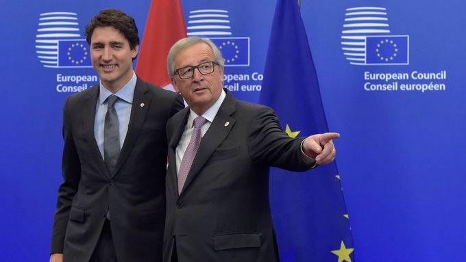 Kanadský premiér Justin Trudeau a předseda Evropské komise Jean-Claude Juncker.