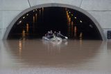 Hasičům se podařilo zachránit některé motoristy, kteří uvízli v zaplaveném tunelu. Takové štěstí však neměl 48letý muž, který i přes zákaz do tunelu vjel a utopil se.